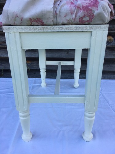 Vanity Bench Stool Pleated Skirt Country Cottage Farmhouse White Red Floral - Picture 8 of 11