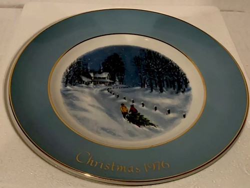 Avon Enoch Wedgwood Christmas Plate Blue #3 BRINGING HOME THE TREE 1976 NIB - Picture 2 of 9
