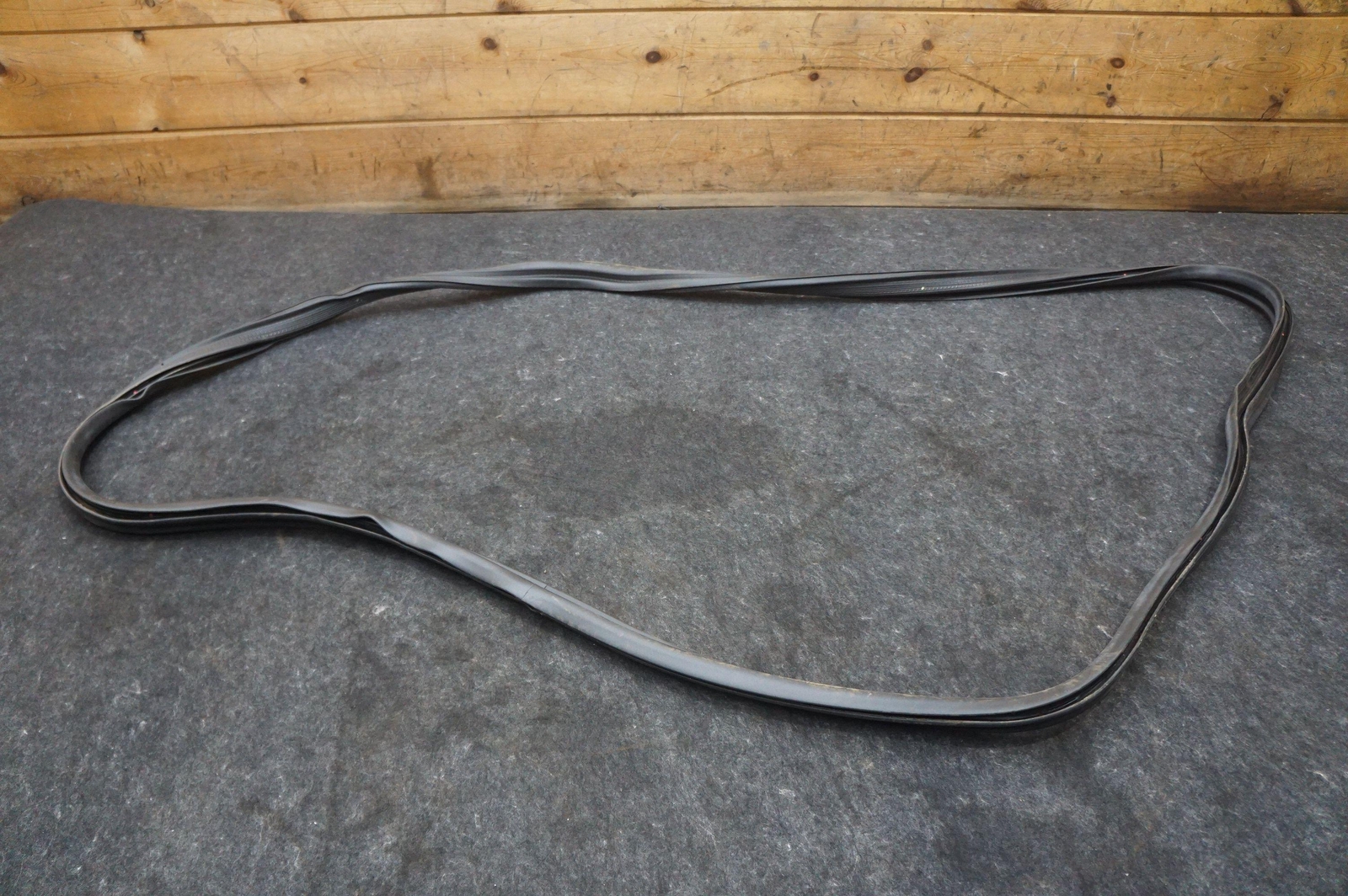 Rear Trunk Lid Weather Strip Seal Rubber MY83-43720 Aston Martin Dbx 707 2020-24