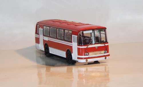 LAZ-695N 1974 White/Red DEMPRICE 1:43 New! - Picture 2 of 5