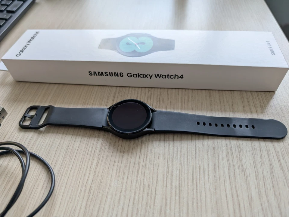 Samsung Galaxy Watch4 40mm Cassa di Alluminio, Cinturino Sportivo Nero, Orologio - Immagine 2 di 4