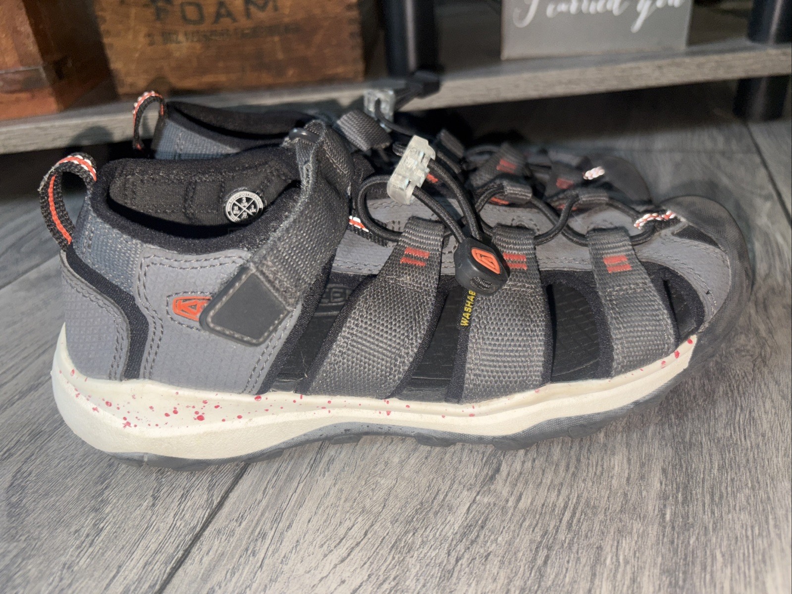 Sandalo Keen Newport taglia 3 giovane nero e rosso impermeabile punta chiusa