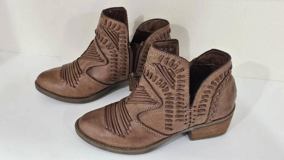 Not Rated Womens Size US 6 M Brown Man Made Upper 1-1/2 Hill Ankle Boot Shoe(8) - Image 4 of 4