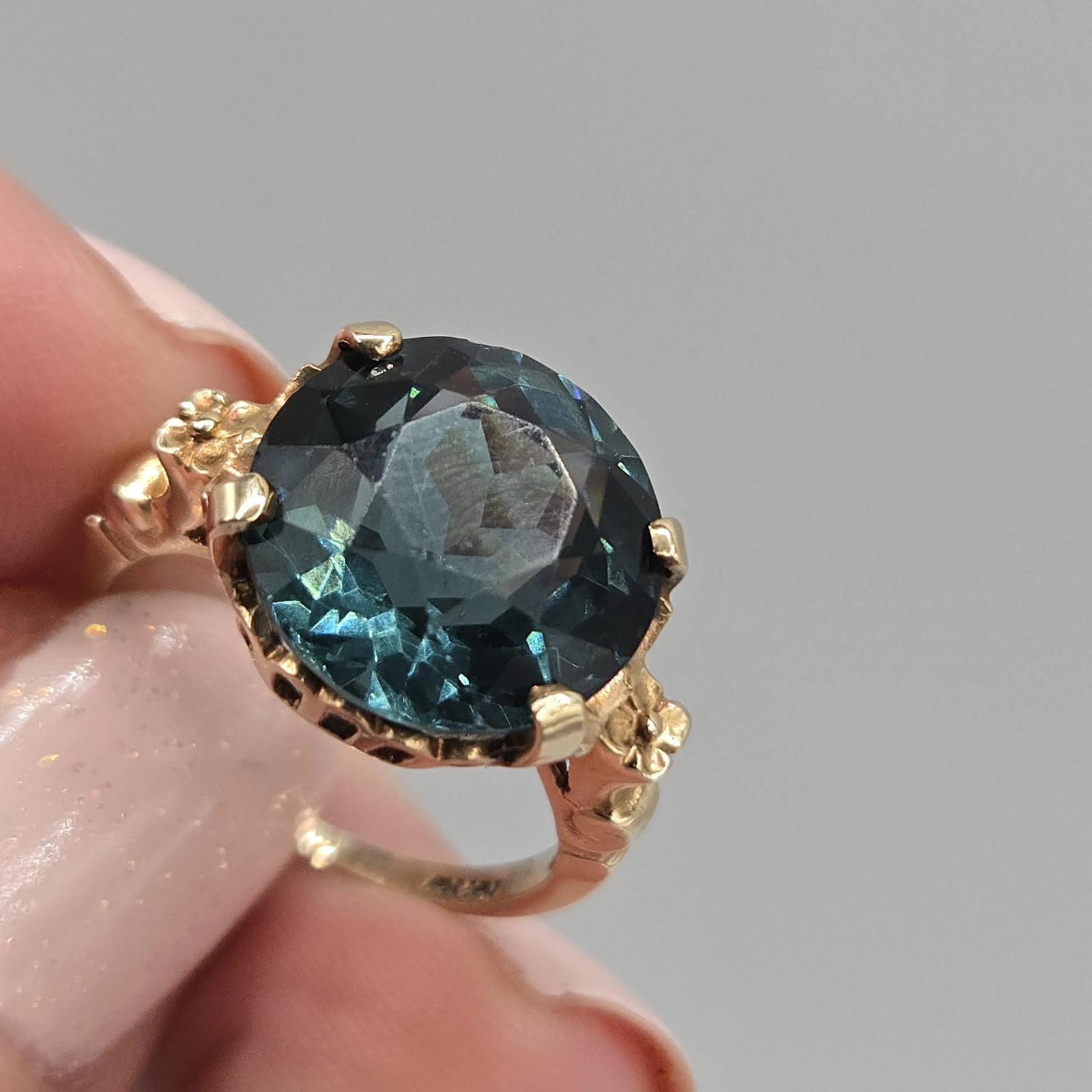 Solid 10K Yellow Gold Ring with Large Round-Cut T… - image 15