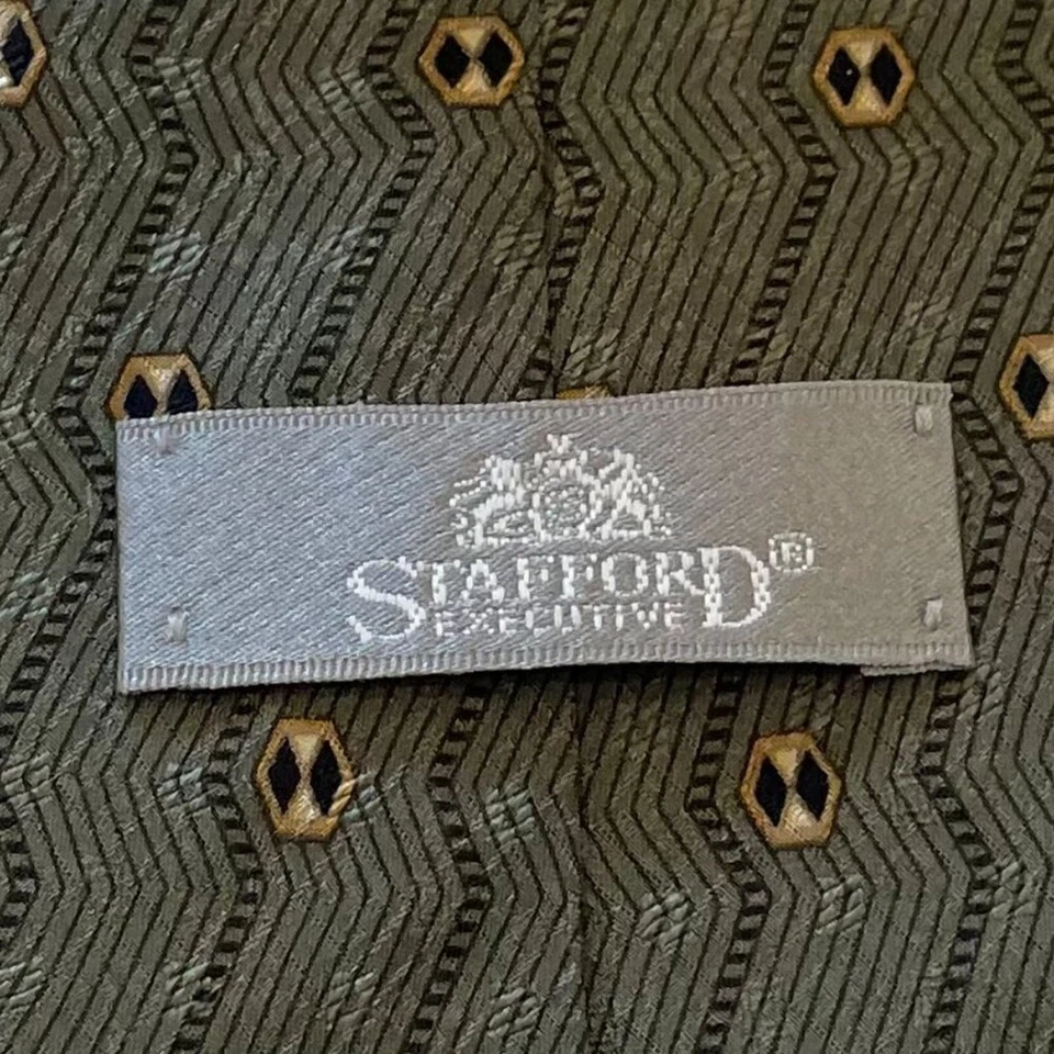 Corbata de seda Stafford Executive verde oliva, dorado y negro con estampado geométrico 58" Foto 4 de 4
