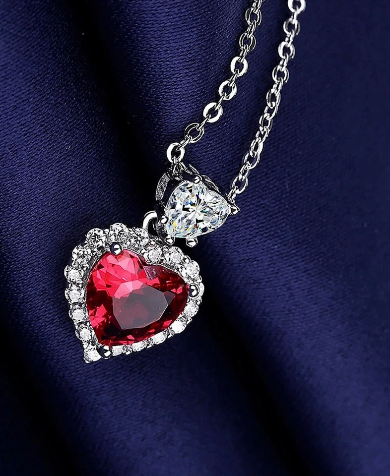 Cadena colgante con halo de rubí rojo simulado corte corazón para mujer enchapada en oro blanco de 14 k Foto 3 de 4