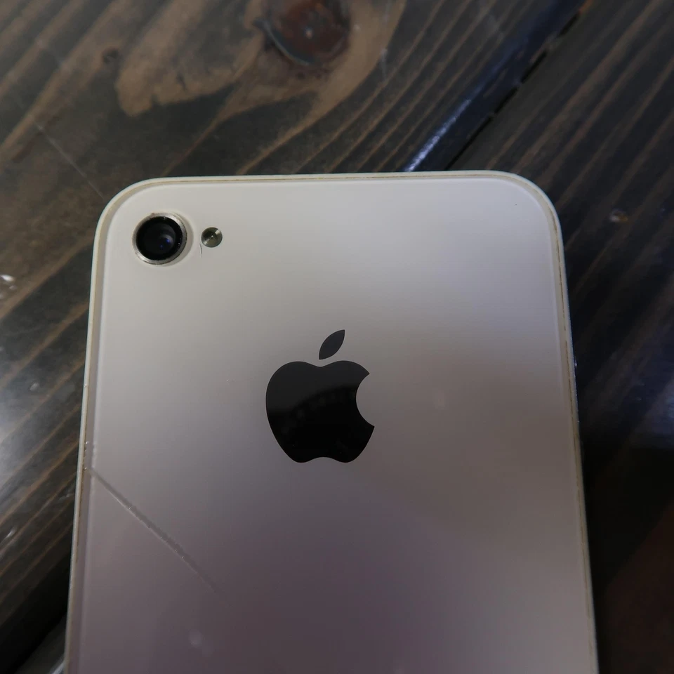 Apple IPhone 4 A1332 White Smartphone For Parts Or Repair Cracked Back Glass - Image 4 of 4