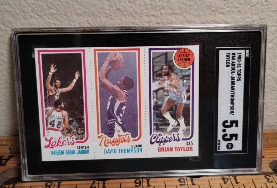 1980-81 Topps #44 Kareem Abdul-Jabbar David Thompson Brian Taylor SGC 5,5 Foto 2 de 4