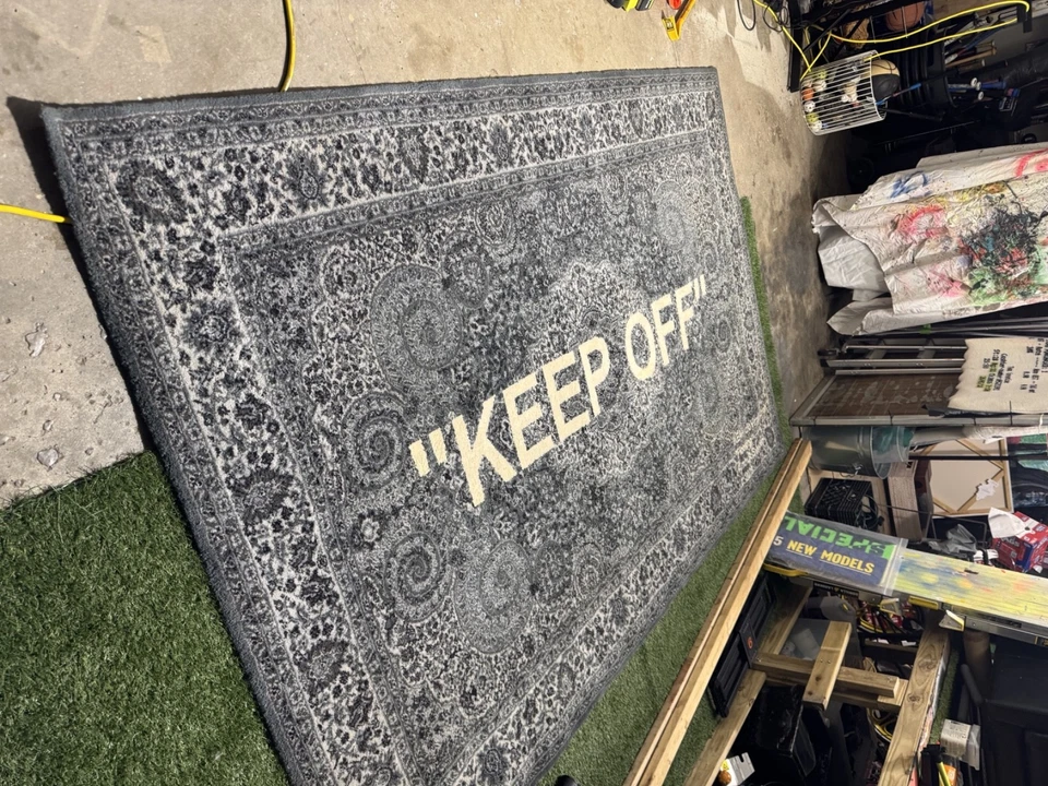 Alfombra Virgil Abloh x IKEA "KEEP OFF" 200x300 CM Gris/Blanco Off-White, Usada Foto 3 de 4