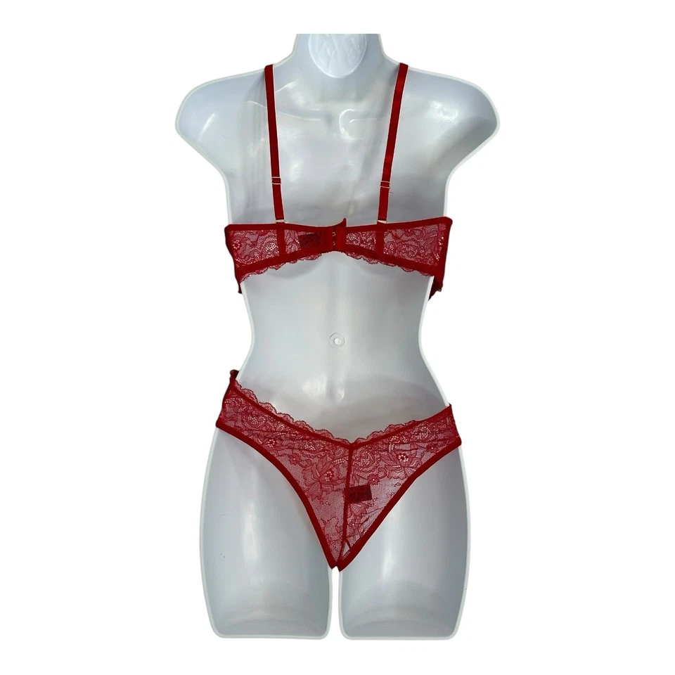 Conjunto de sujetador y tanga de encaje floral rojo Fredericks of Hollywood SM corazón Foto 4 de 4