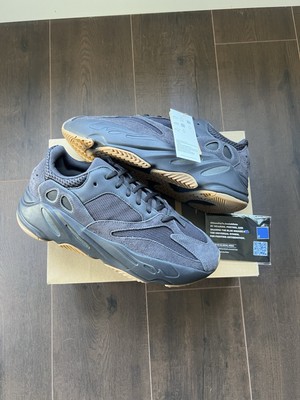 DS New Adidas Yeezy 700 Utility Black 2023 Size 10 Authentic Kanye West Ye 