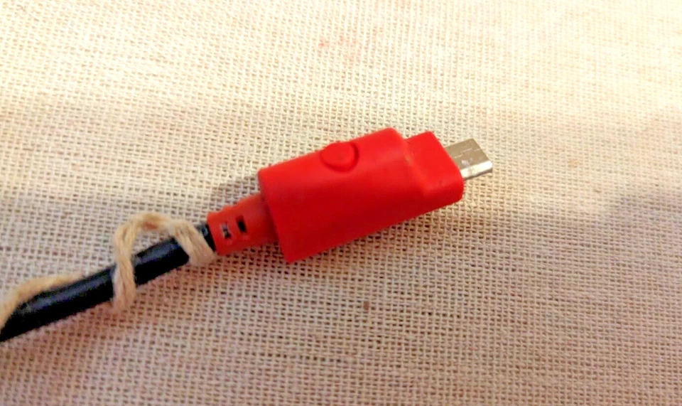 Cargador de vehículo Verizon con tecnología de carga rápida para micro USB                Foto 3 de 4