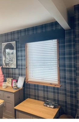 Gepolsterte Box Fenster Pelmet überzogen mit stahlgrauem Samtstoff.