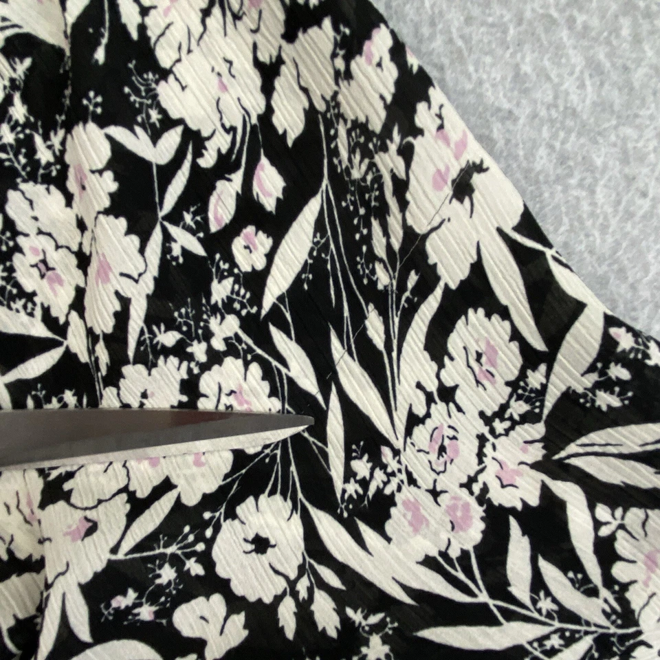 Blusa Chaps Top Feminina Tamanho P Preta Floral Enrugada Manga 3/4 Babado Leve - Imagem 4 de 4