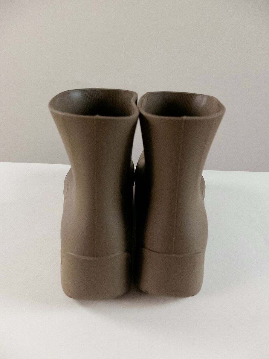 BOTTEGA VENETA Puddle matte jute brown rubber rain boots BOTTEGA VENETA Puddle matte jute brown rubber rain boots