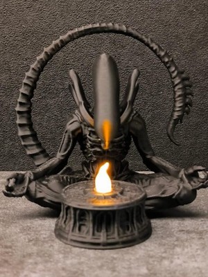 3D Printed Xenomorph Alien Figure   Sci-Fi Monster Collectible Display Model