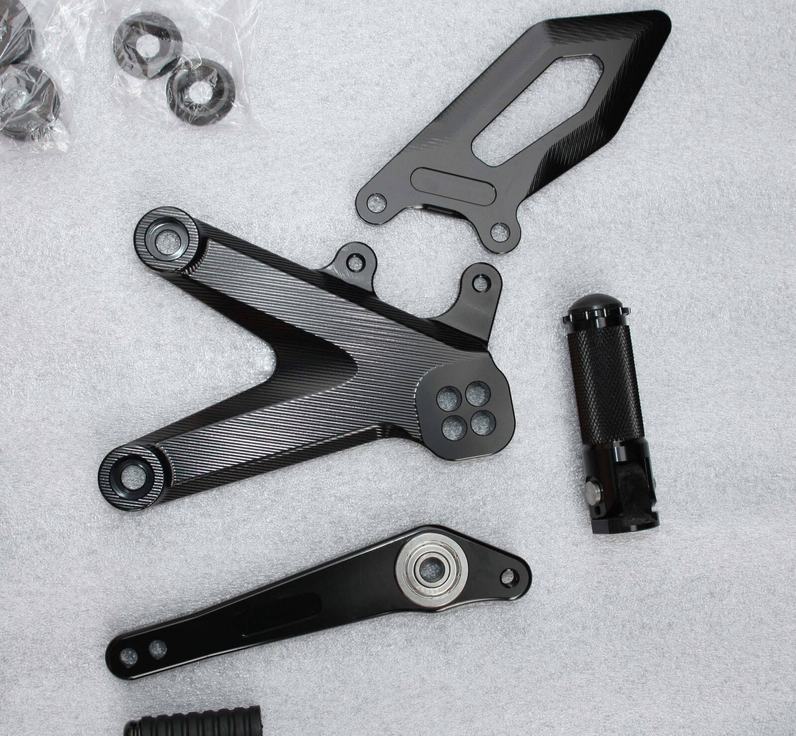 Commandes reculées Triumph Speed Triple 1200 pour améliorer la garde au sol