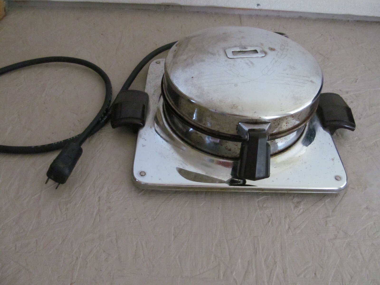 Vintage Super Star Electric Waffle Maker Iron Thermo-Chrome Round Retro NY Style-image