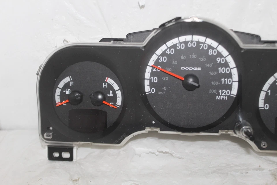 Cuadro de instrumentos velocímetro medidor de panel 07 Dodge Nitro 129.458 millas Foto 3 de 4