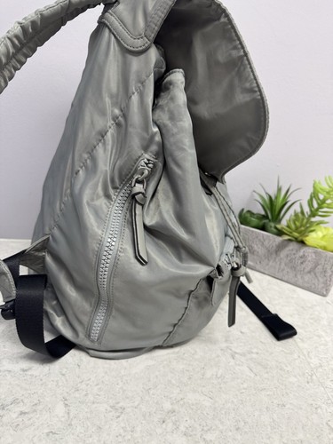 Mochila de nailon Rebecca Minkoff masilla plateada bolsillos medianos con cremallera Nordstrom - Imagen 9 de 24