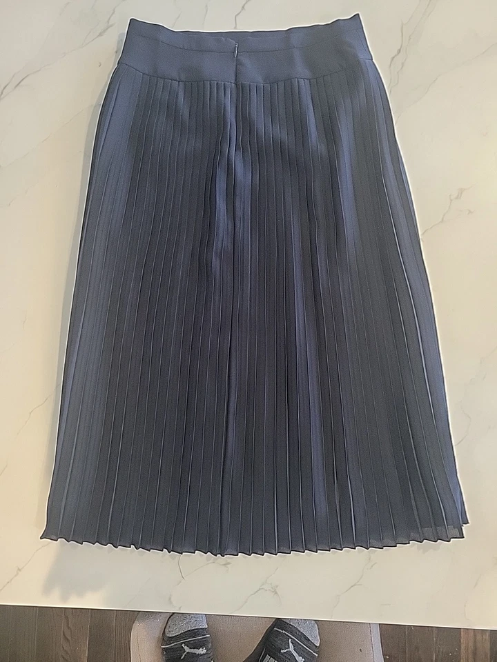 Falda midi plisada azul marino J.Crew talla 6 - forrada Foto 2 de 4