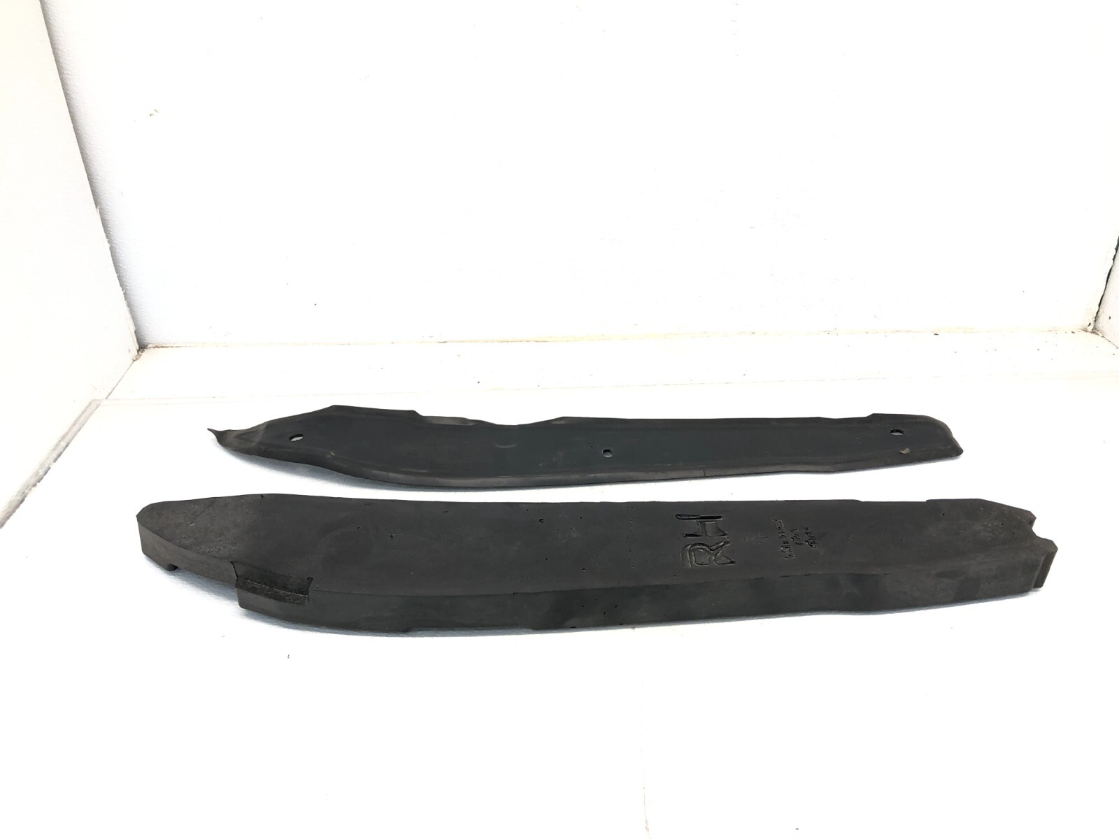 2017-2024 MASERATI LEVANTE S RIGHT PASS FRONT FENDER FILLER END PLATE COVER OEM