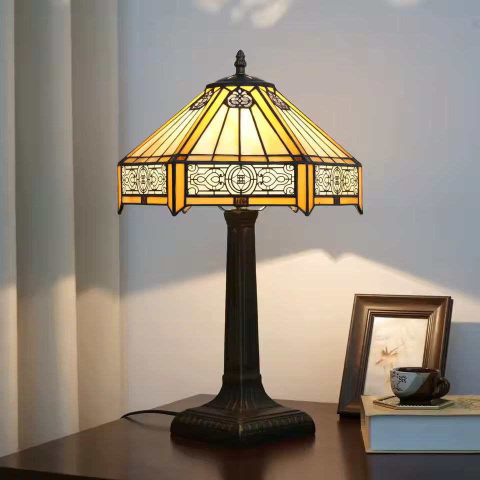 Lampe de table vitrail vintage fait main pour sublimer un salon sombre