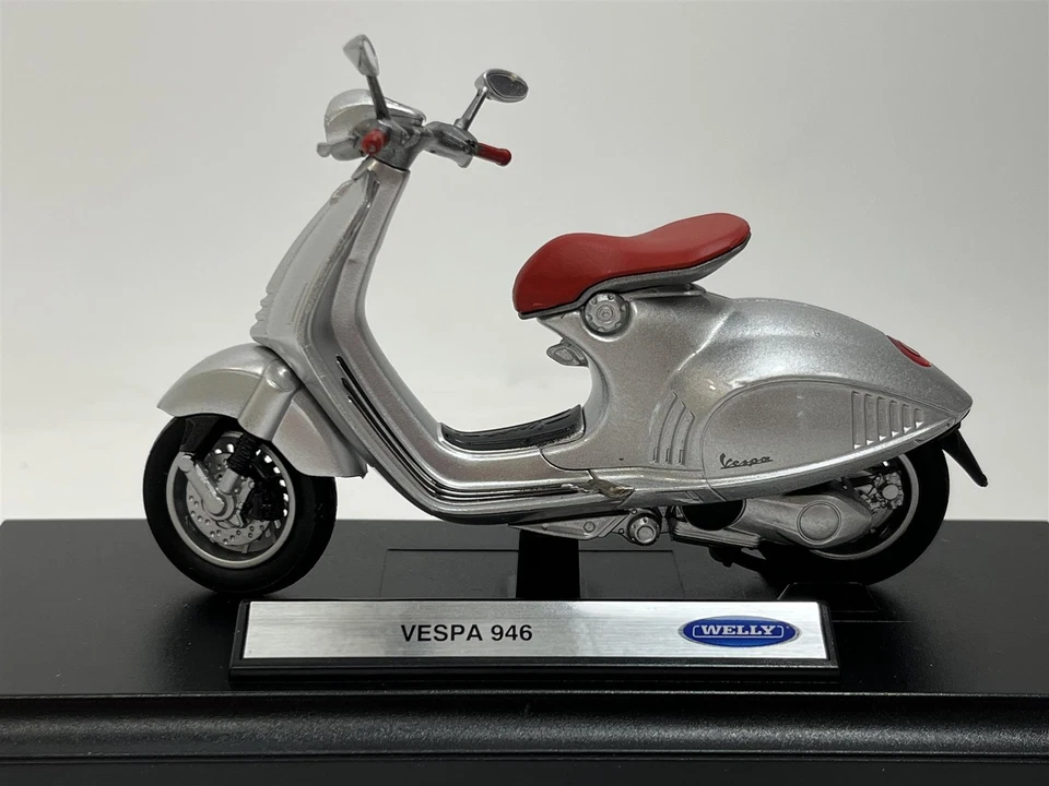 Vespa 946 Silver 1:18 Scale 12849 - Image 3 of 4