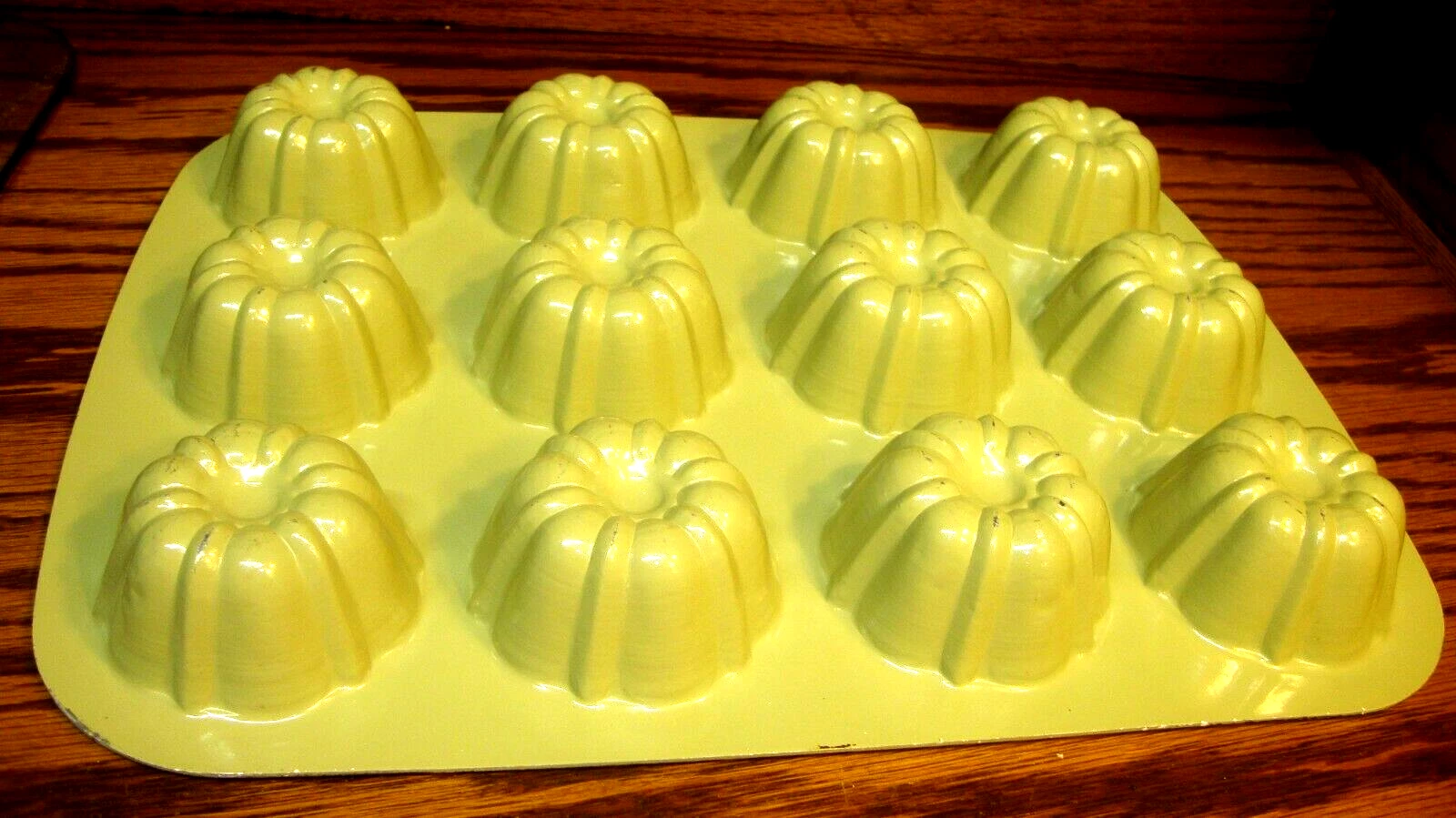 Vtg MCM Green Enamel Ramekin Mini Bundt Cake Pan~12 Muffin Tins~ Non-Stick 665