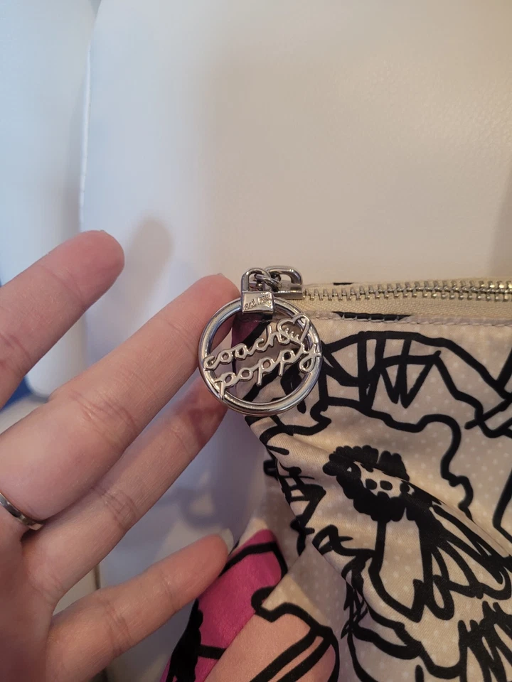 Juego de 2 piezas de bolso Coach Poppy con estampado de pétalos de graffiti 16306 (SV) y billetera con cremallera (tono dorado) Foto 4 de 4