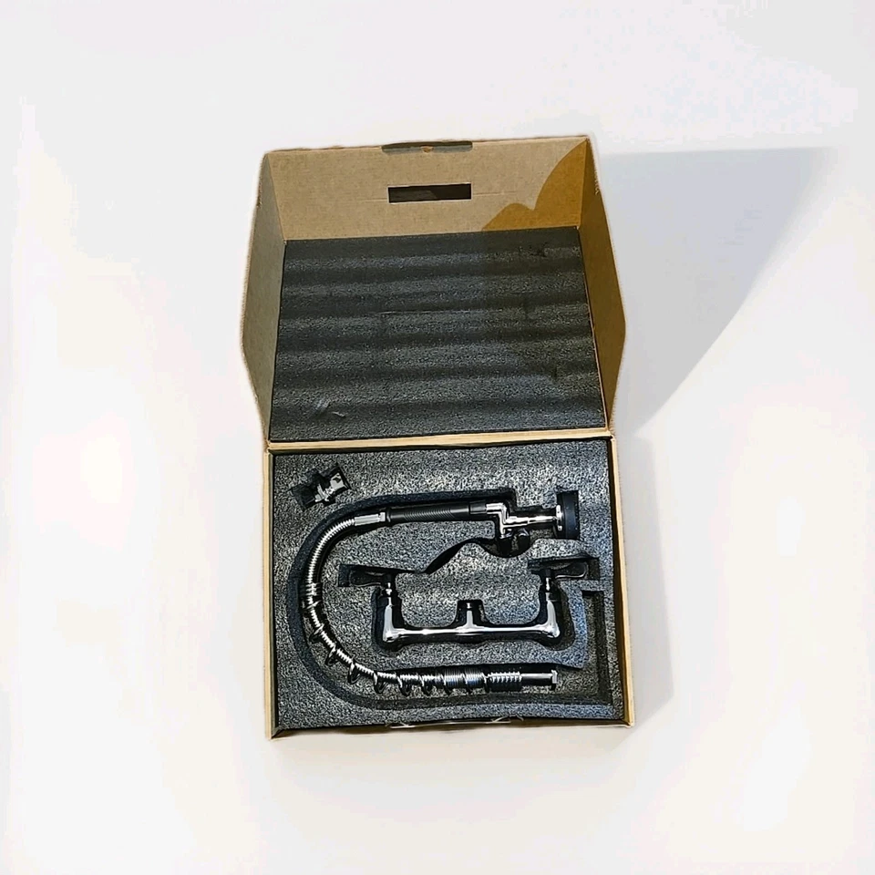 Grifo comercial de montaje en pared con caño oscilante de 25" H 8" C 12" y pulverizador de preenjuague Foto 2 de 3