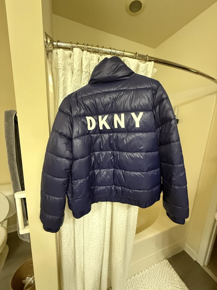 Chaqueta acolchada acanalada negra DKNY Sport Denver Broncos para mujer - talla XL Foto 2 de 4