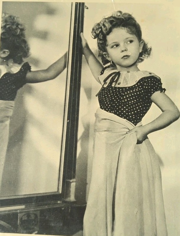 SHIRLEY TEMPLE 8" X 10" BLACK & WHITE PHOTO