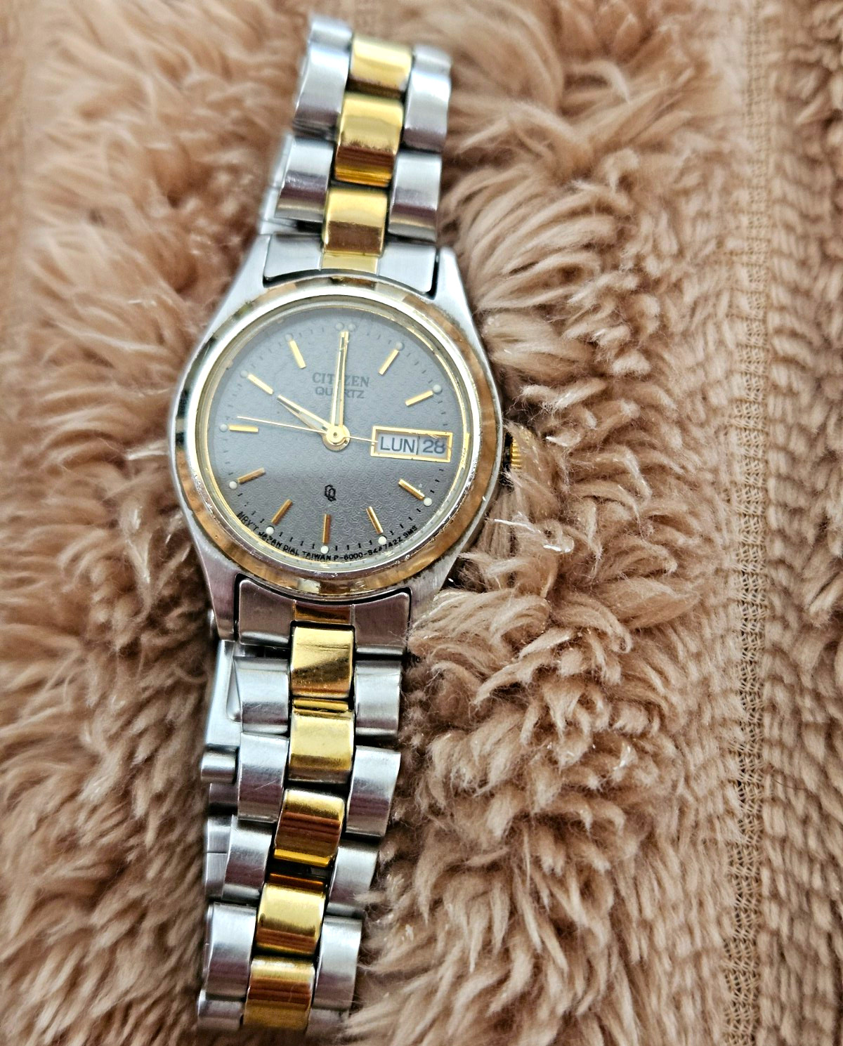 Vintage Citizen Quartz Women's Watch 6000-K02715 Two Tone Day Date Untested