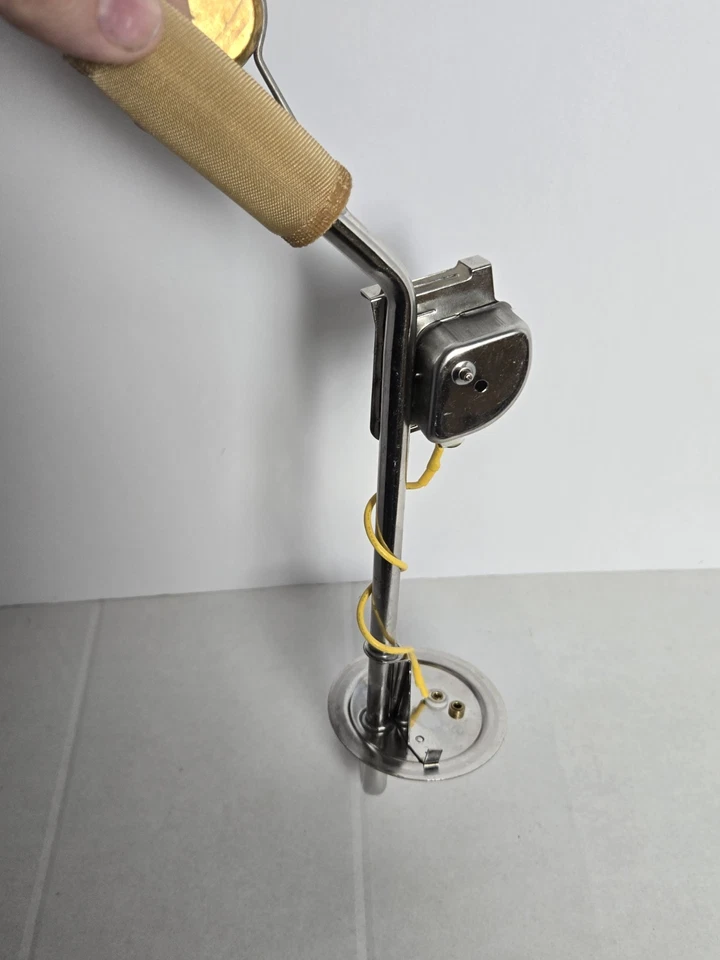 Unidad de envío de tanque de combustible auxiliar United Pacific 1966-77 Ford Bronco - 1 unidad Foto 3 de 4