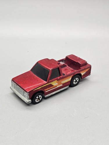 Camión diecast rojo Hot Wheels Chevy Silverado Back Biter Crack Up - Imagen 2 de 9