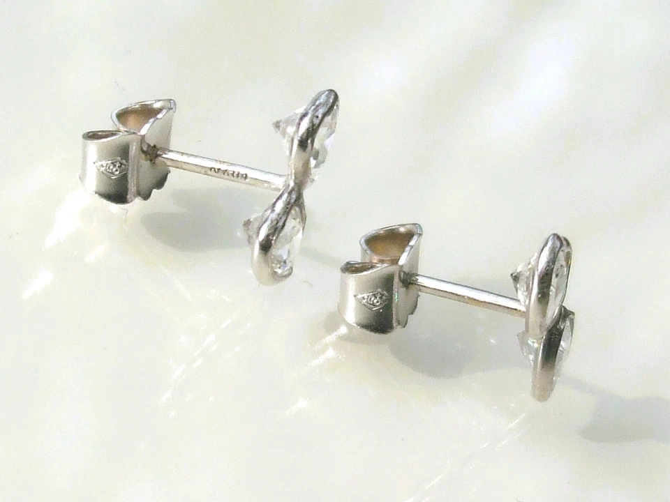 BELLES BOUCLES D'OREILLES en OR BLANC 18K 750/1000° avec 2 COEURS EN ZIRCONIUM - Photo 4/4