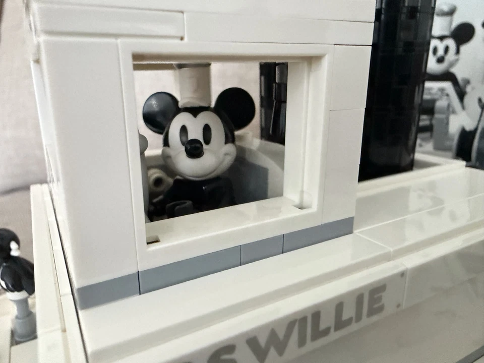 LEGO Ideas 21317 Steamboat Willie, photo 4 of 5