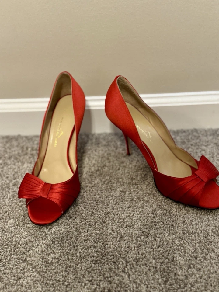 Bomba puerta satinada Alexander Neel roja. Talla 39.5UK 8.5US Foto 3 de 4