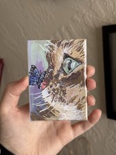 Peinture miniature originale acrylique ACEO 2,5 X 3,5 joli gros plan chaton et papillon