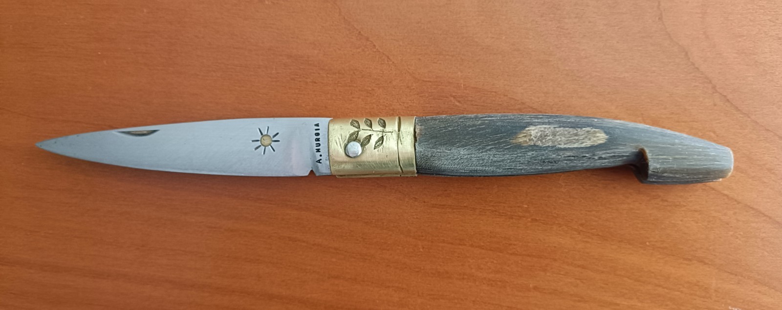 A. Murgia coltellino a serramanico manico legno ghiera ottone. Lung. 19.5 Lama 9