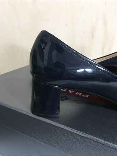 Prada kiltie tacchi pelle vernice blu royal taglia 36/6 - Foto 6 di 10