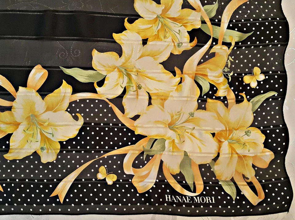 BUFANDA CUADRADA VINTAGE AUTÉNTICA DE SEDA DE GASA NEGRA AMARILLA CON FLORES HANAE MORI Foto 2 de 4