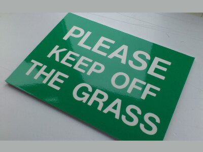 BITTE VOM GRAS FERNHALTEN!, Warnschild