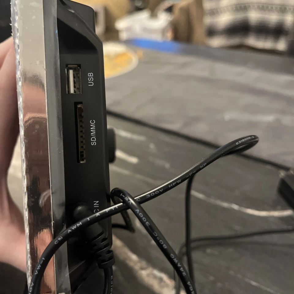 Polaroid PDF-750ST 7 Inch 1024x600 LED Digital Photo Frame Textured Silver Frame - Image 2 of 4