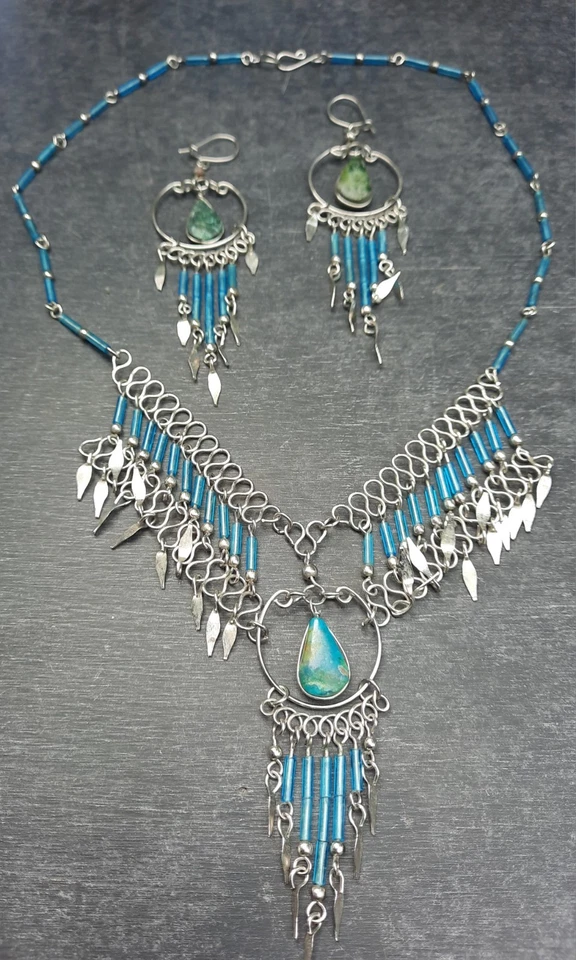 Conjunto de collar y pendientes turquesa chapados en plata boho de inspiración tribal Foto 2 de 4
