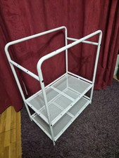 Supporto nuovo, tutto in metallo.