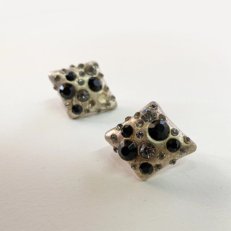 Orecchini a Forma di Rombo con Brillantini e Pietre Nere - Immagine 4 di 4