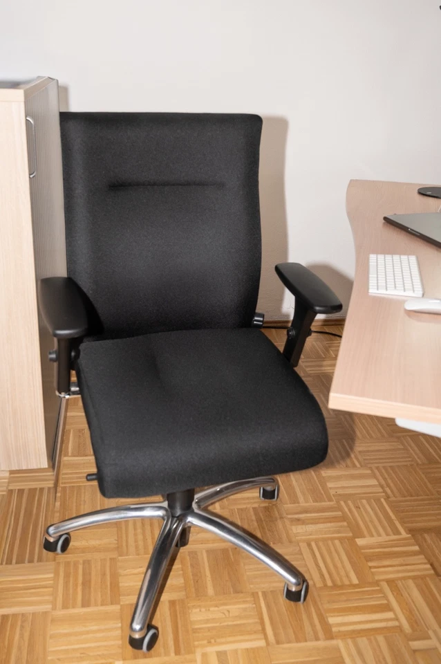 Büro- Schreibtisch- Drehstuhl Neo Schukra BHT schwarz mit Metallgestell