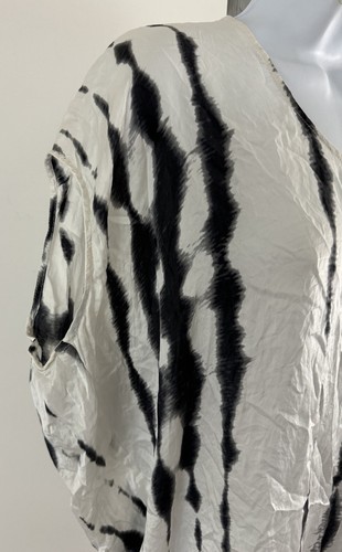 Top sin mangas con estampado tie dye de seda blanco y negro talla L CAbi - Imagen 2 de 6